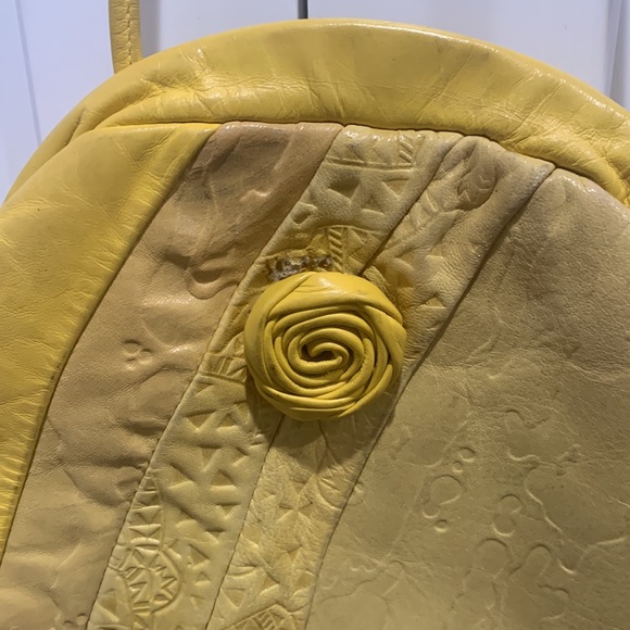 Vintage Yellow Leather Purse with Floret - Picture 12 of 16